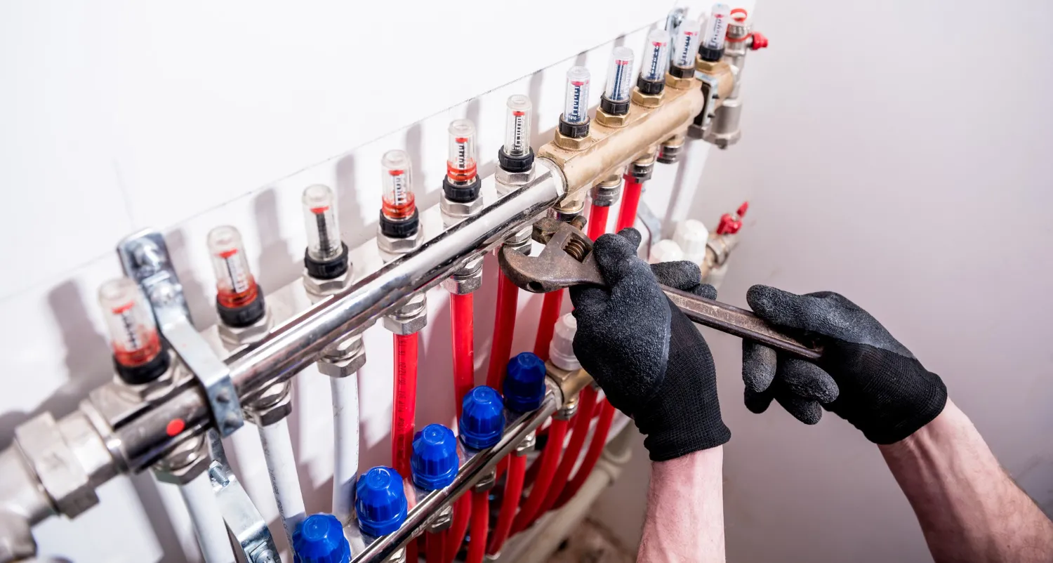 Moderne Heizungsanlage mit Verteiler von TAS