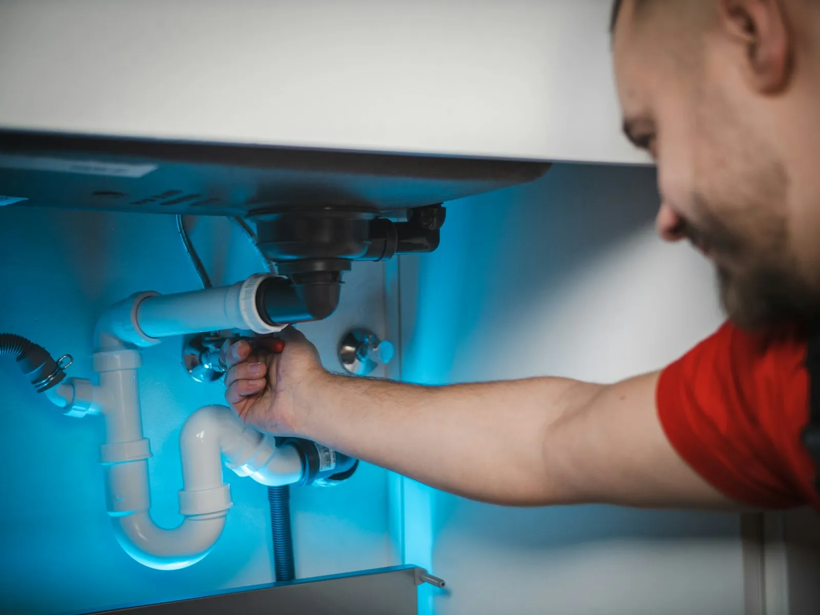 TAS-Monteur bei der Installation einer Sanitär- und Heizungsanlage