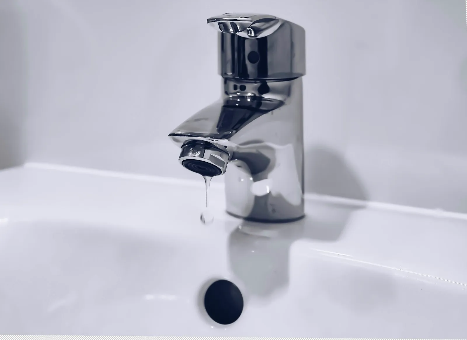 Hochwertige Armatur an einem Waschbecken