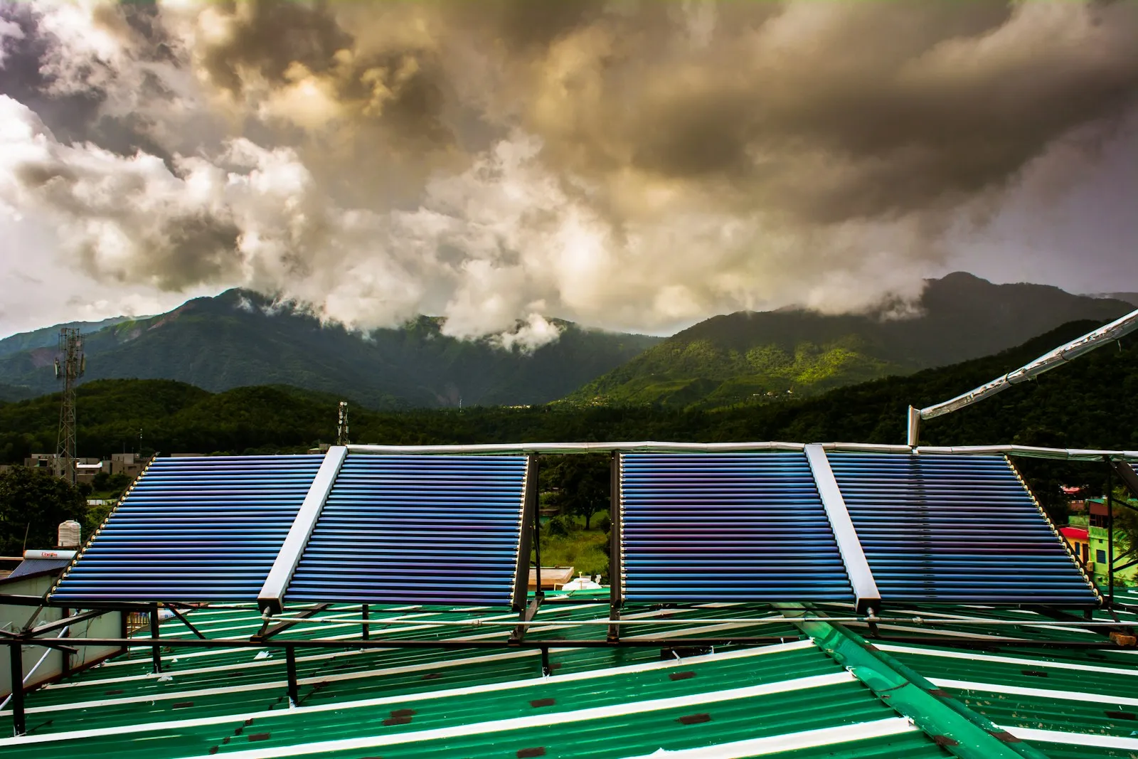 Solarthermie-Kollektoren auf einem Hausdach
