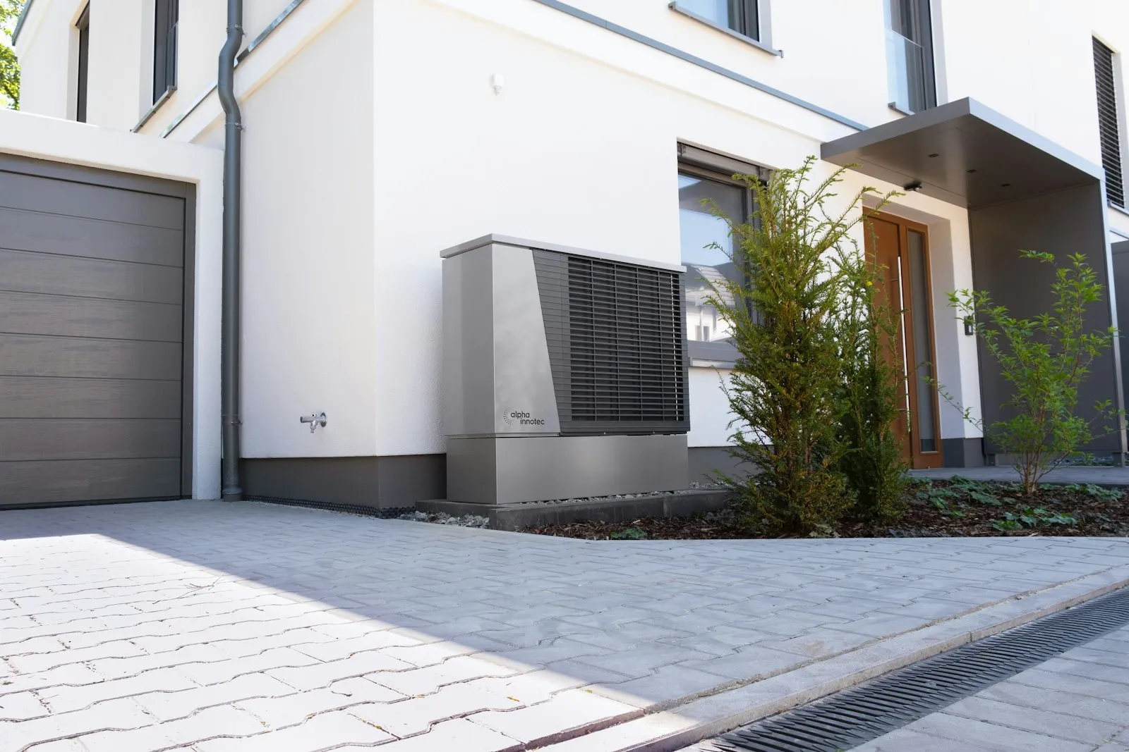 Luft-Wasser-Wärmepumpe als Außeneinheit an einem Wohnhaus